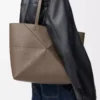 Mittlere horizontale Puzzle Fold-Tasche aus weichem genarbtem Kalbsleder Taupe