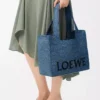 Mittlere LOEWE Font-Tasche aus Raffia Hellblau