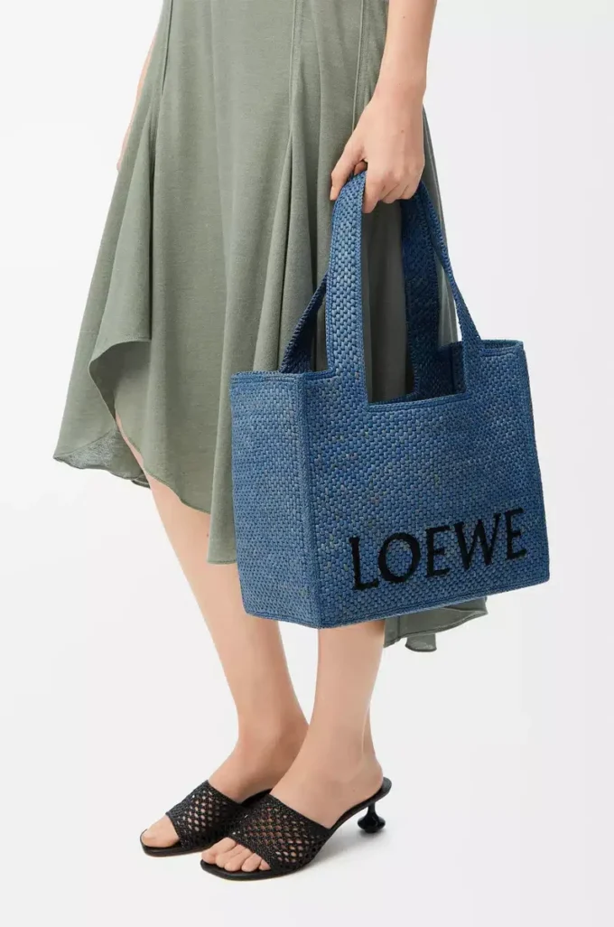Mittlere LOEWE Font-Tasche aus Raffia Hellblau