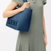 Mittlere LOEWE Font-Tasche aus Raffia Hellblau