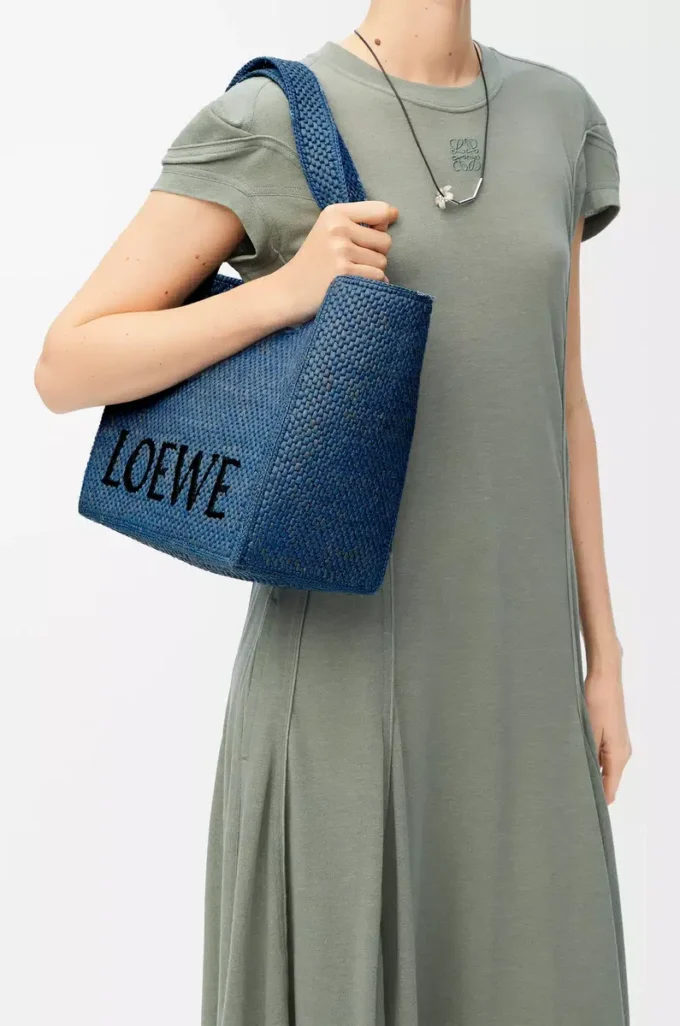 Mittlere LOEWE Font-Tasche aus Raffia Hellblau