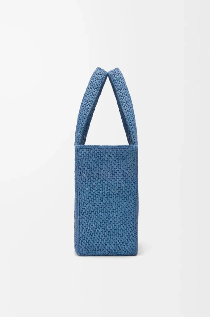 Mittlere LOEWE Font-Tasche aus Raffia Hellblau