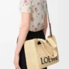 Mittlere LOEWE Font-Tasche aus Raffia in Natur
