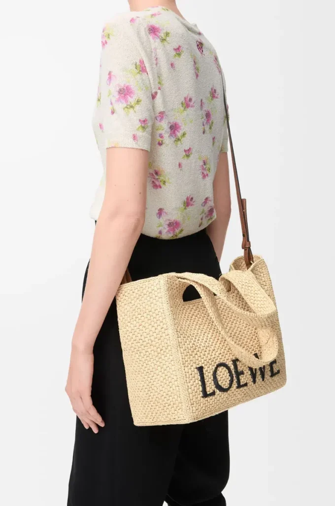 Mittlere LOEWE Font-Tasche aus Raffia in Natur