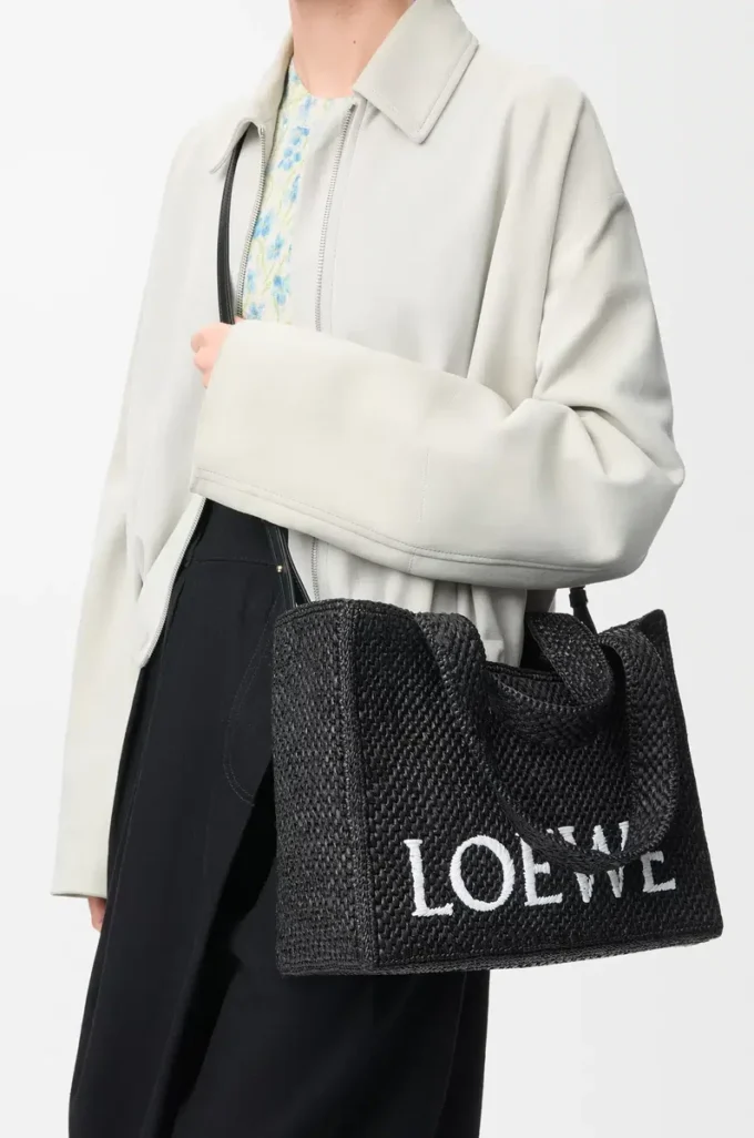 Mittlere LOEWE Font-Tasche aus Raffia in Schwarz
