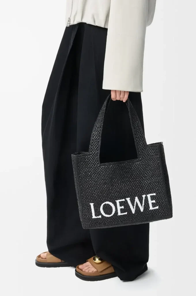 Mittlere LOEWE Font-Tasche aus Raffia in Schwarz