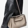Mittlere Madrid-Tasche aus geschmeidigem genarbtem Kalbsleder in Clay
