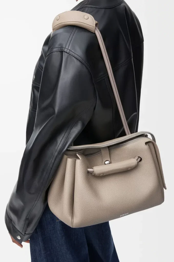 Mittlere Madrid-Tasche aus geschmeidigem genarbtem Kalbsleder in Clay