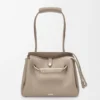 Mittlere Madrid-Tasche aus geschmeidigem genarbtem Kalbsleder in Clay