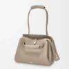 Mittlere Madrid-Tasche aus geschmeidigem genarbtem Kalbsleder in Clay