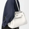 Mittlere Madrid-Tasche aus geschmeidigem genarbtem Kalbsleder in Soft White