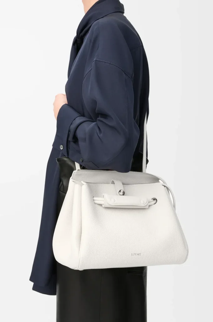 Mittlere Madrid-Tasche aus geschmeidigem genarbtem Kalbsleder in Soft White