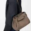 Mittlere Madrid-Tasche aus geschmeidigem genarbtem Kalbsleder Taupe