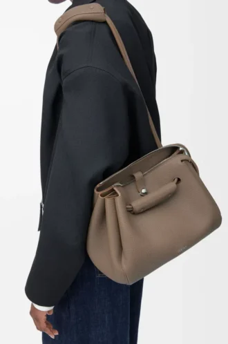 Mittlere Madrid-Tasche aus geschmeidigem genarbtem Kalbsleder Taupe