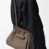 Mittlere Madrid-Tasche aus geschmeidigem genarbtem Kalbsleder Taupe