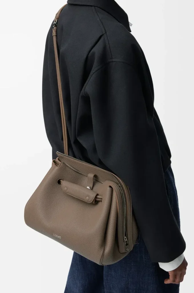 Mittlere Madrid-Tasche aus geschmeidigem genarbtem Kalbsleder Taupe