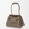 Mittlere Madrid-Tasche aus geschmeidigem genarbtem Kalbsleder Taupe