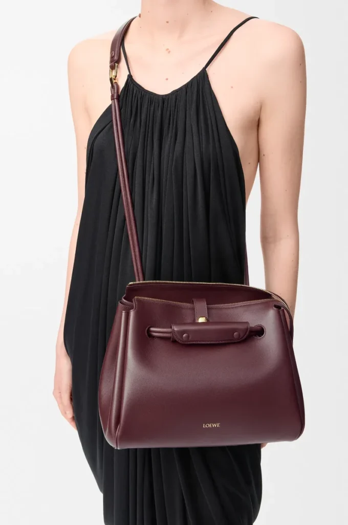 Mittlere Madrid-Tasche aus geschmeidigem Kalbsleder in Dark Burgundy