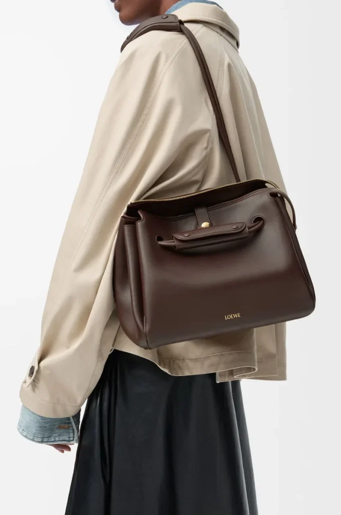 Mittlere Madrid-Tasche aus geschmeidigem Kalbsleder in Dark Chestnut