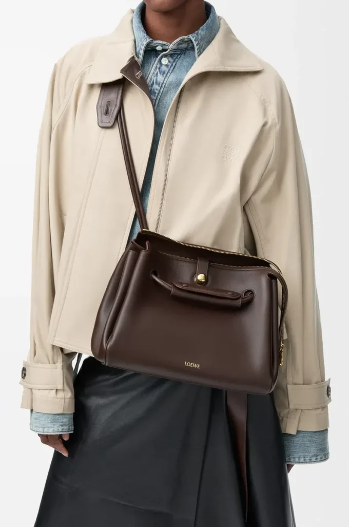 Mittlere Madrid-Tasche aus geschmeidigem Kalbsleder in Dark Chestnut