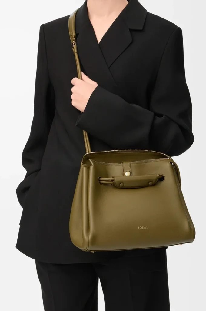 Mittlere Madrid-Tasche aus geschmeidigem Kalbsleder in Olive