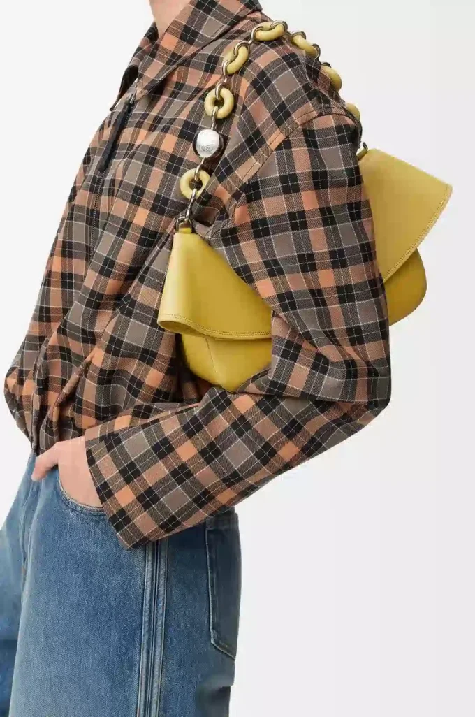 Mittlere Ola-Tasche aus glattem Kalbsleder in Ginger