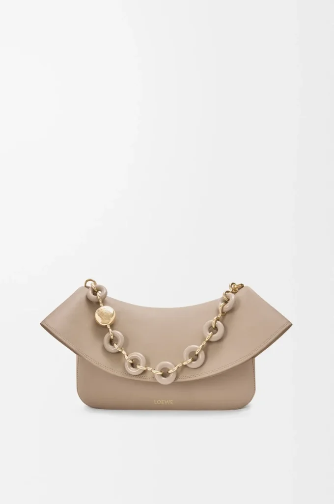 Mittlere Ola-Tasche aus glattem Kalbsleder Sand