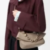Mittlere Ola-Tasche aus glattem Kalbsleder Sand