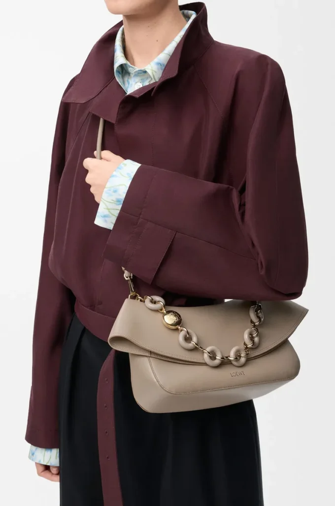 Mittlere Ola-Tasche aus glattem Kalbsleder Sand
