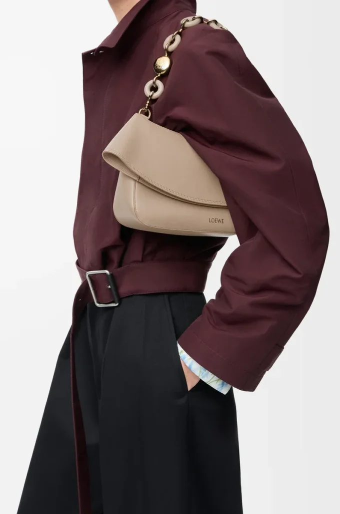 Mittlere Ola-Tasche aus glattem Kalbsleder Sand