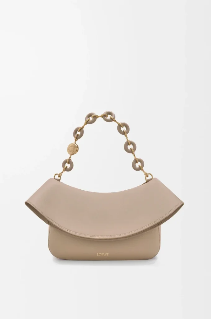 Mittlere Ola-Tasche aus glattem Kalbsleder Sand