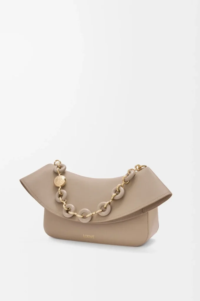 Mittlere Ola-Tasche aus glattem Kalbsleder Sand