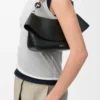 Mittlere Ola-Tasche aus glattem Kalbsleder Schwarz
