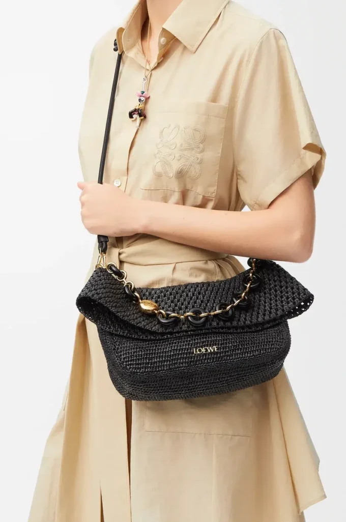 Mittlere Ola-Tasche aus Raffia und Kalbsleder in Schwarz