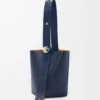 Mittlere Pebble-Beuteltasche aus glattem Kalbsleder in Abyss Blue