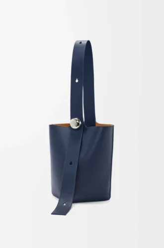 Mittlere Pebble-Beuteltasche aus glattem Kalbsleder in Abyss Blue