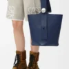 Mittlere Pebble-Beuteltasche aus glattem Kalbsleder in Abyss Blue