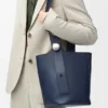 Mittlere Pebble-Beuteltasche aus glattem Kalbsleder in Abyss Blue