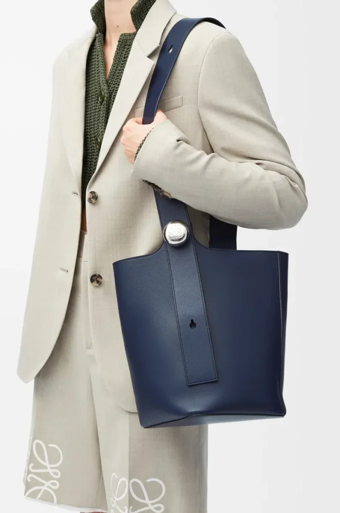 Mittlere Pebble-Beuteltasche aus glattem Kalbsleder in Abyss Blue