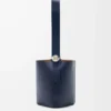 Mittlere Pebble-Beuteltasche aus glattem Kalbsleder in Abyss Blue