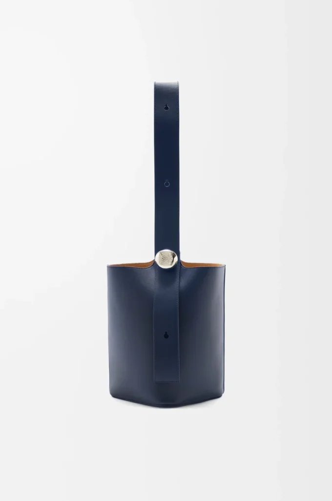 Mittlere Pebble-Beuteltasche aus glattem Kalbsleder in Abyss Blue