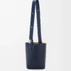 Mittlere Pebble-Beuteltasche aus glattem Kalbsleder in Abyss Blue