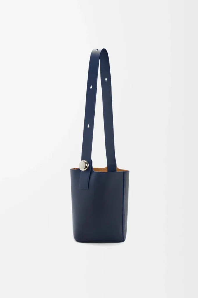 Mittlere Pebble-Beuteltasche aus glattem Kalbsleder in Abyss Blue