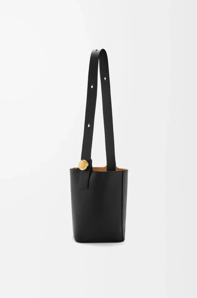 Mittlere Pebble-Beuteltasche aus glattem Kalbsleder in Schwarz