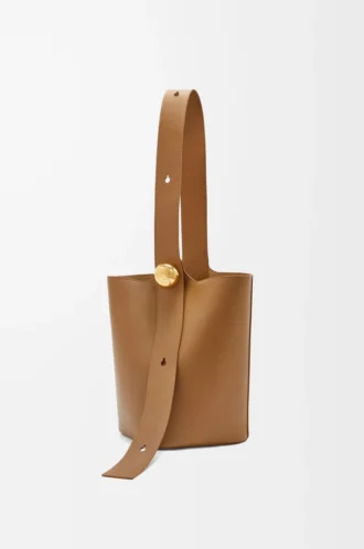 Mittlere Pebble-Beuteltasche aus glattem Kalbsleder Oak
