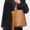 Mittlere Pebble-Beuteltasche aus glattem Kalbsleder Oak