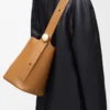 Mittlere Pebble-Beuteltasche aus glattem Kalbsleder Oak