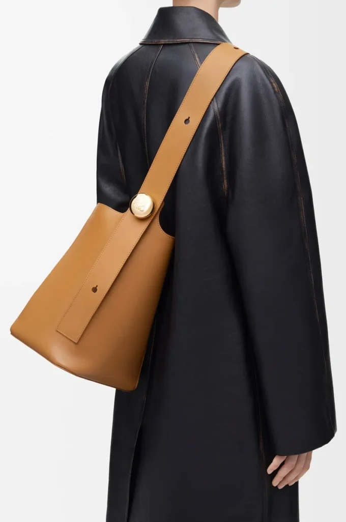Mittlere Pebble-Beuteltasche aus glattem Kalbsleder Oak