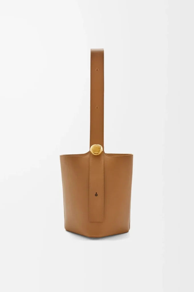 Mittlere Pebble-Beuteltasche aus glattem Kalbsleder Oak