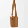 Mittlere Pebble-Beuteltasche aus glattem Kalbsleder Oak